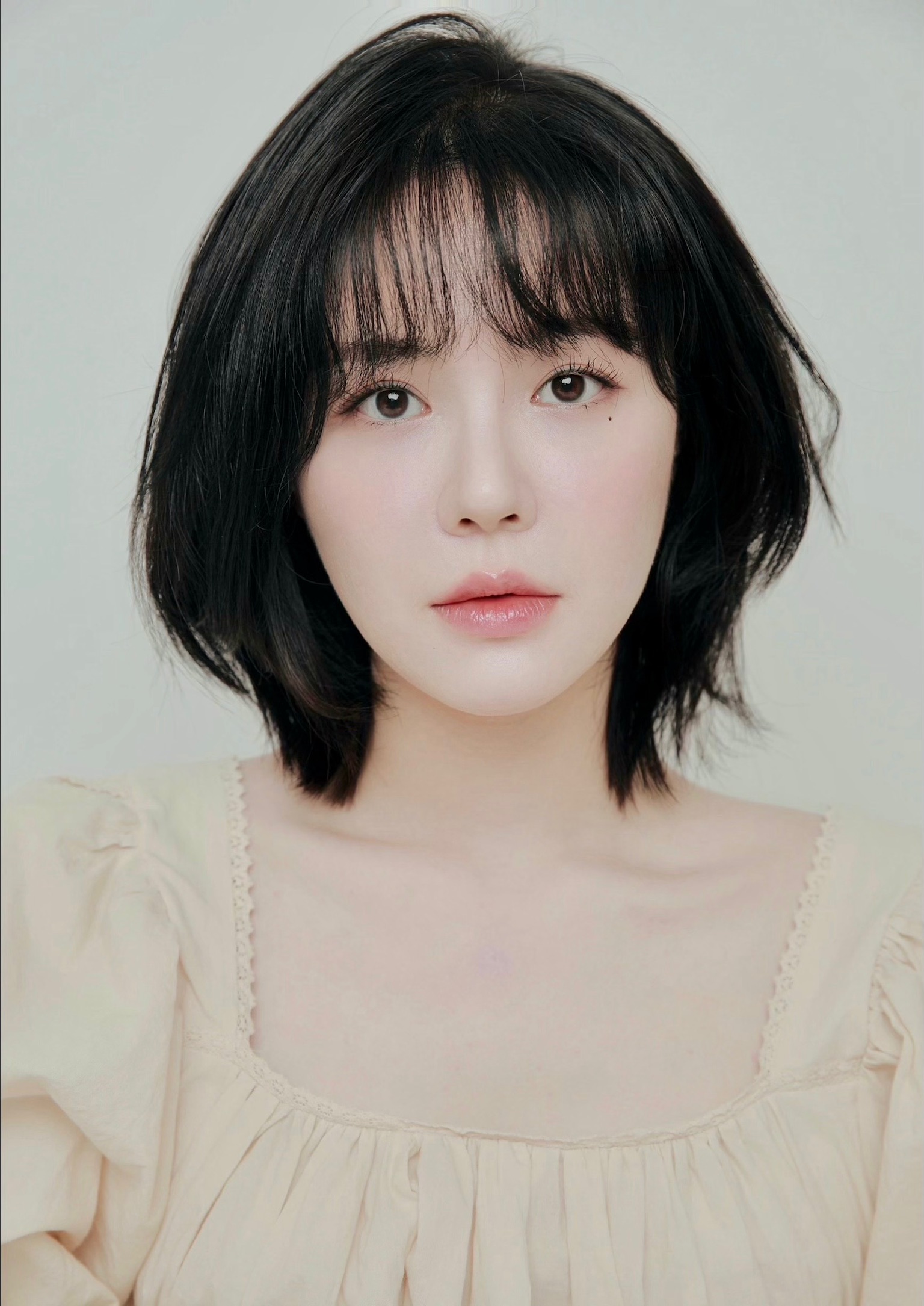 Hair — short bob with bangs